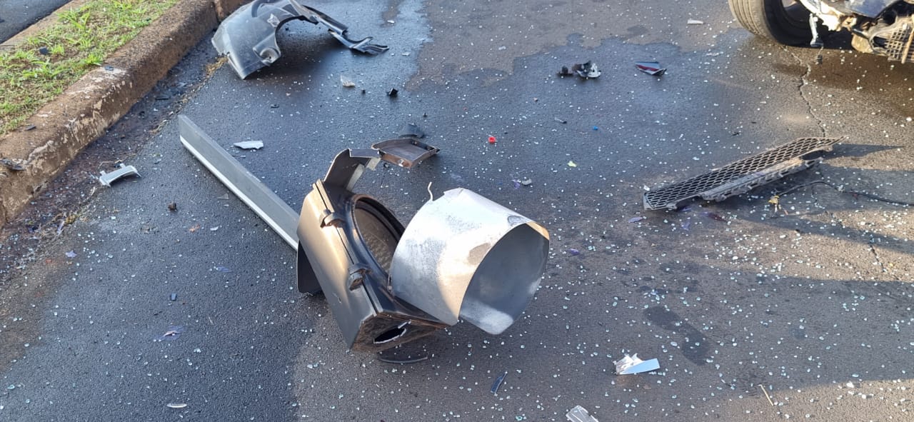Foto 16 de 21 — Veículo de luxo se envolve em grave acidente na Via Expressa